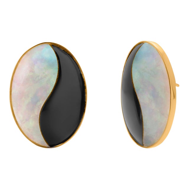 Vintage 14 Karat Yellow Gold White Mother of Pearl Onyx Oval 1 Inch Earrings - 2 Pieces For Sale