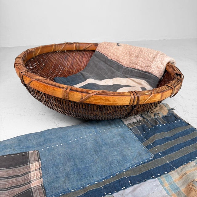 Decorative vintage Japanese bamboo basket, also known as a zaru, dating from the 1950s. Dimensions: height 20 cm, diameter...