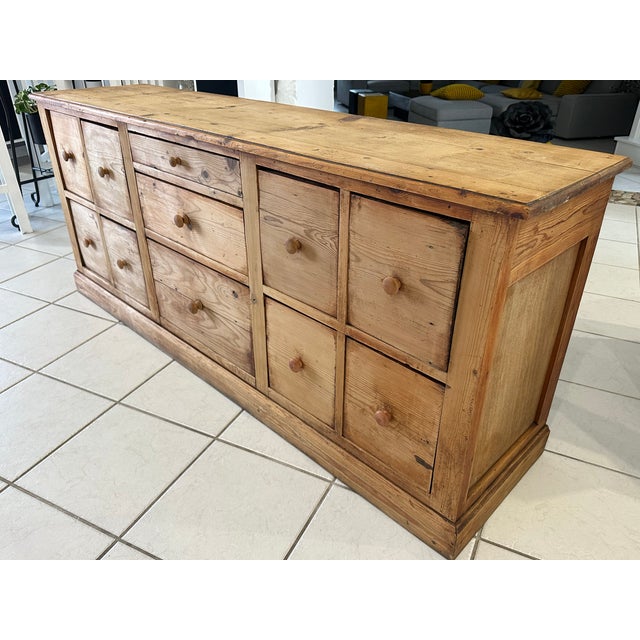 Vintage 1950s workshop sideboard. Made of fir, it features 11 drawers: 8 of the same size and 3 of varying dimensions....