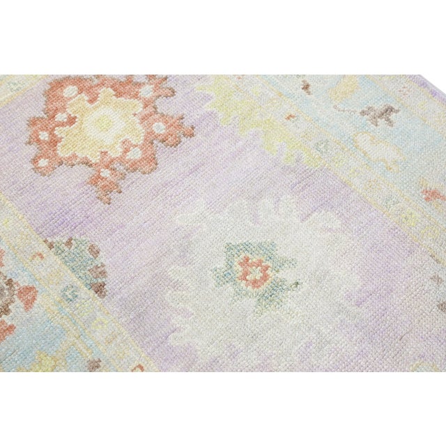 This modern Turkish Oushak rug is a stunning piece of art that has been handwoven using traditional techniques by skilled...