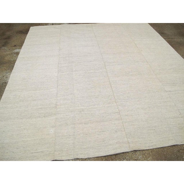 Galerie Shabab Collection Mid-20th Century Turkish Flatweave Kilim Carpet For Sale In New York - Image 6 of 7