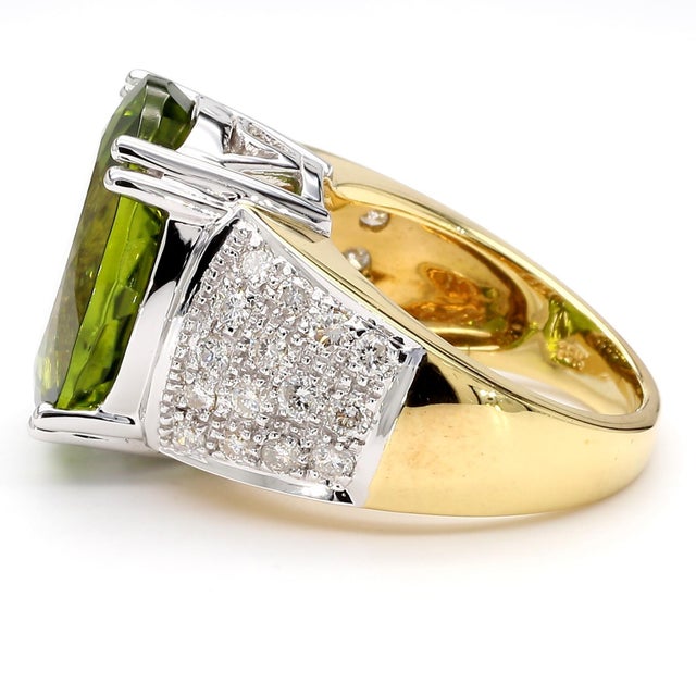 Contemporary 21.8 Carat Oval Green Peridot & Diamond 18k Gold Cocktail Ring, Size 7 For Sale - Image 3 of 12