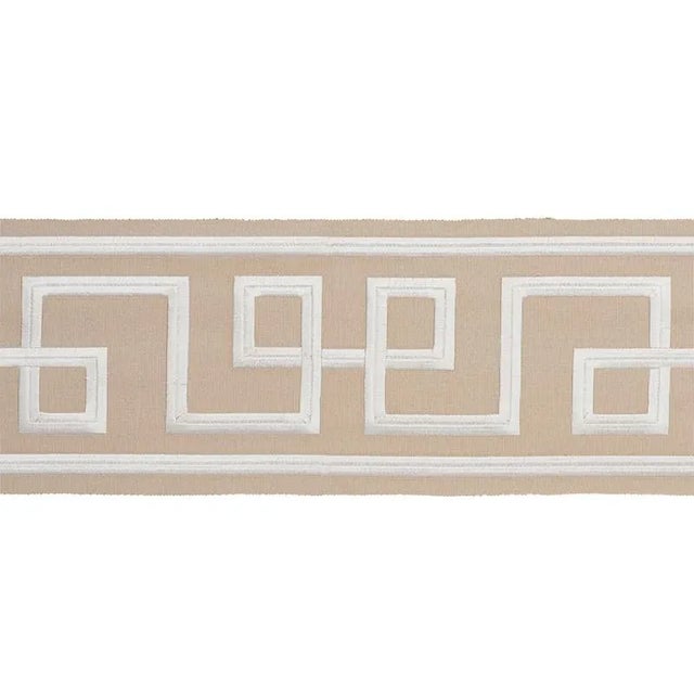 These gutsy trims are perfect for the leading edge of curtains or anywhere you want to add instant glamour. Sold as a...