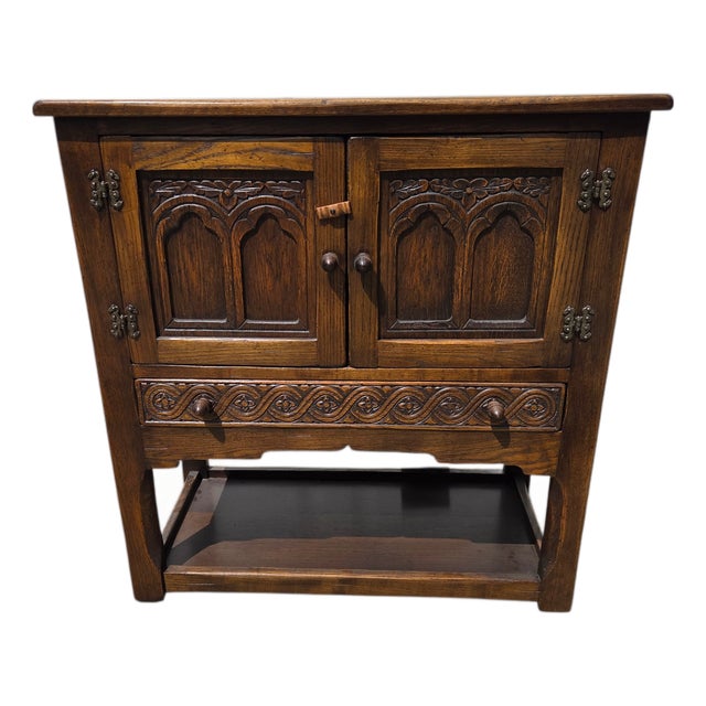 1980s Ethan Allan Charter Oak Jacobean Server Sideboard Bar Cabinet Made in England For Sale
