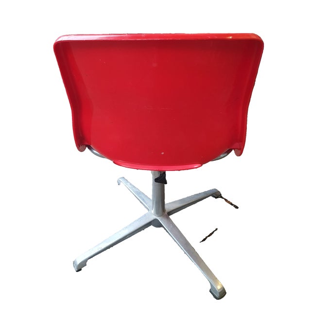 Immerse yourself in the charm of the 1970s with this vintage Overman swivel chair in vibrant red, designed by Svante...