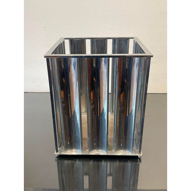 The set comprises three complementary pieces, all in chromed metal, characteristic of the minimalist industrial style...