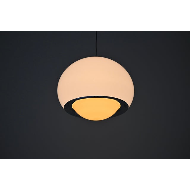 White plastic pendant lamp with metal rim and yellow base. Model: Bud Grande. Height with cable: 103 cm. Wear due to age...