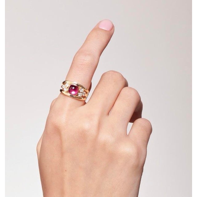 2020s Syna Yellow Gold Sugarloaf Rubellite Band with Diamonds For Sale - Image 5 of 5