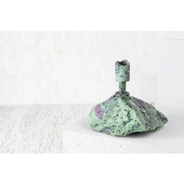 Ruby zoisite abra candelabra by studio do dimensions: d 17.5 x w 14 x h 17 cm materials: ruby zoisite, aluminum. 3.2 kg....