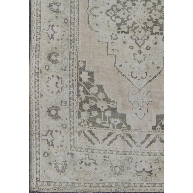 Vintage Turkish Oushak Rug With Medallion Design in Muted Tones. Keivan Woven Arts / rug EN-115582, country of origin /...