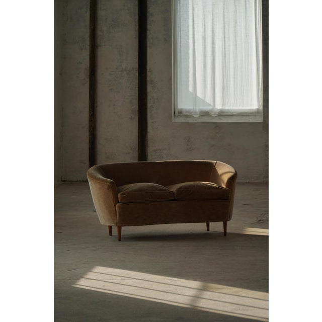 A beautiful compact curved mid century modern two-seater sofa. Made in the style of the world known Italian Designer Gio...