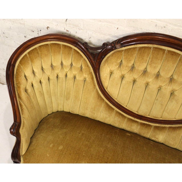 Vintage Victorian Style Gold Velvet and Walnut Settee For Sale In New York - Image 6 of 17