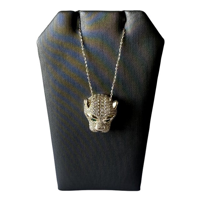 Diamond & Emerald Panther Head Necklace in 14kt Yellow Gold – 1.10ctw Diamonds For Sale