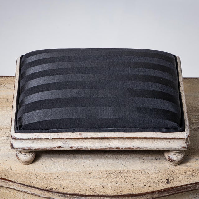 Small Antique Grey-Painted Ottoman, 1800s For Sale - Image 3 of 7