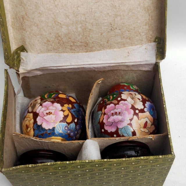 Pair of Vintage Cloisonné Enamel Lidded Jars – Butterfly & Floral Motif, With Original Box For Sale In Los Angeles - Image 6 of 9