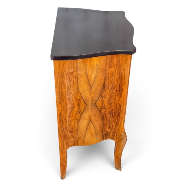 Italian Pair of Italian Bookmatch Walnut Bedside Cabinet/ Nightstand. For Sale - Image 3 of 18