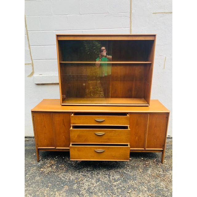 1960s Vintage Drexel Parallel Collection Two Piece Display Hutch For Sale - Image 5 of 9