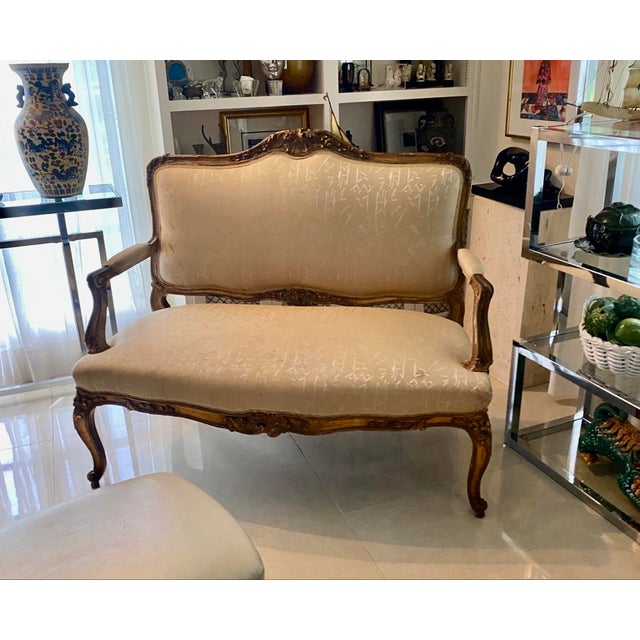 Early 20th Century French Louis XV Style Giltwood Carved Settee in Cream Upholstery For Sale - Image 4 of 9