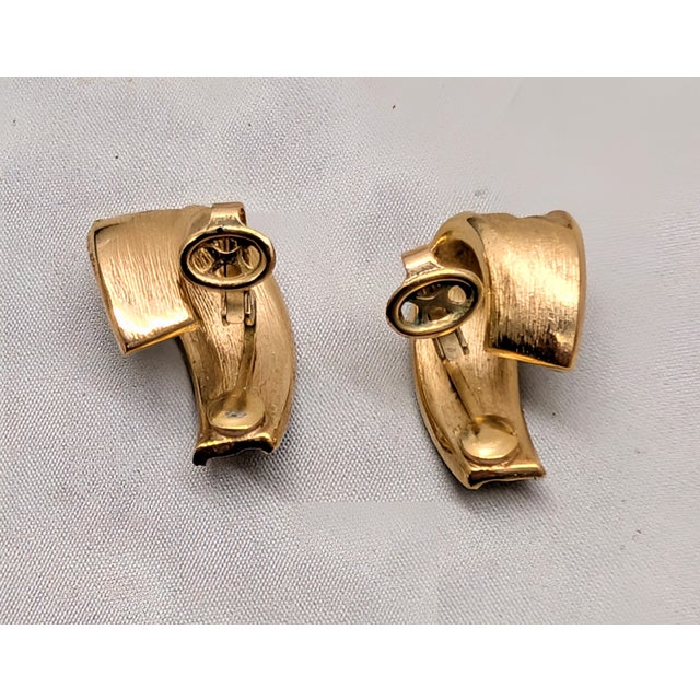 Gold Vintage 1962 Signed Trifari Ad Piece Rhodium Plated "Woven" Ribbon Clip Earrings-2 Pieces For Sale - Image 8 of 9