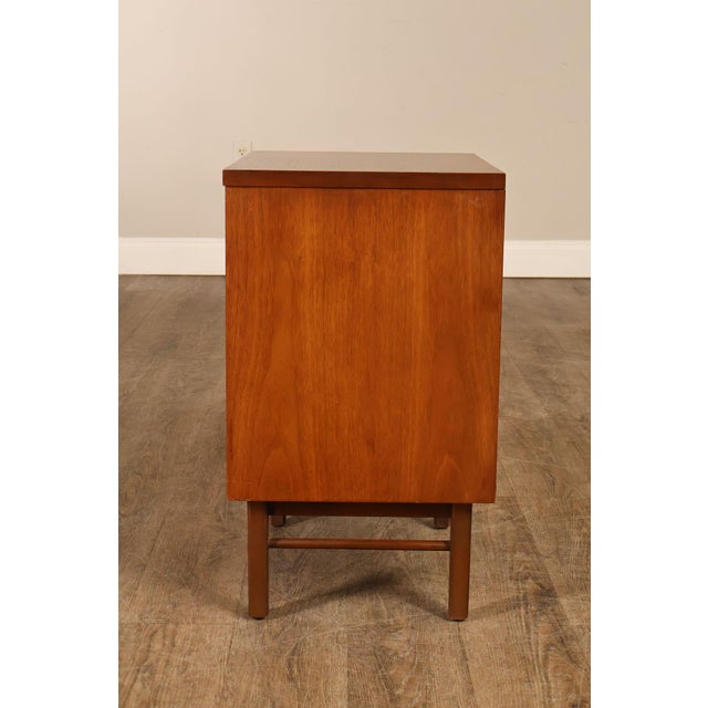Stanley Furniture Mid Century Modern Pair of Walnut Nightstands For Sale - Image 16 of 18