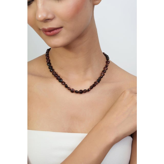 Add a warm, earthy touch to your jewelry collection with this distinctive 16.75-inch beaded strand necklace, featuring 124...