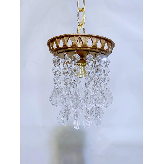 This is an Italian brass rim chandelier dressed with octagon chain and U-drop cut crystals drops. It has 1 Edison base...