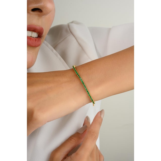 Minimalism Prong Set Emerald Tennis Sleek Bracelet in 18k Yellow Gold For Sale - Image 3 of 12
