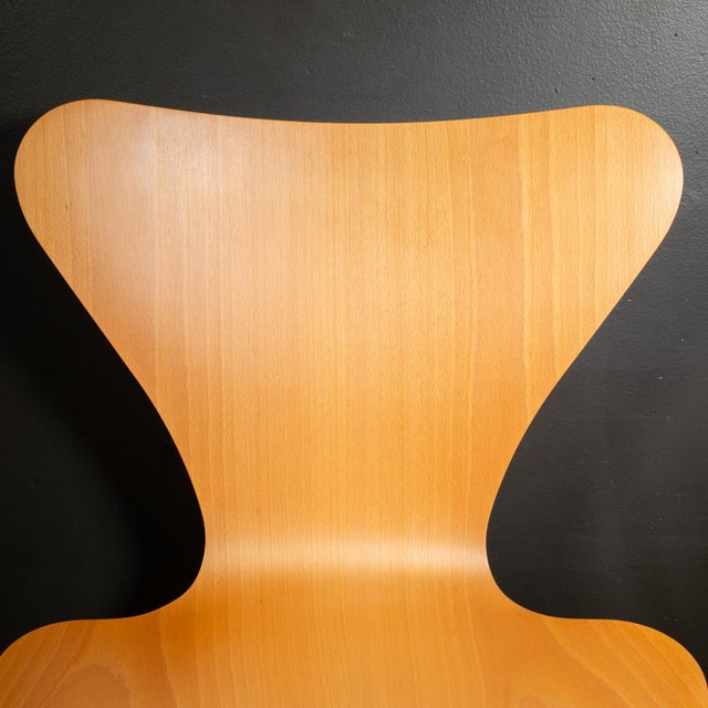 ABOUT The Series 7 Chair (1955) features an ideal shape for the human body, with a back that offers a bit of give to keep...