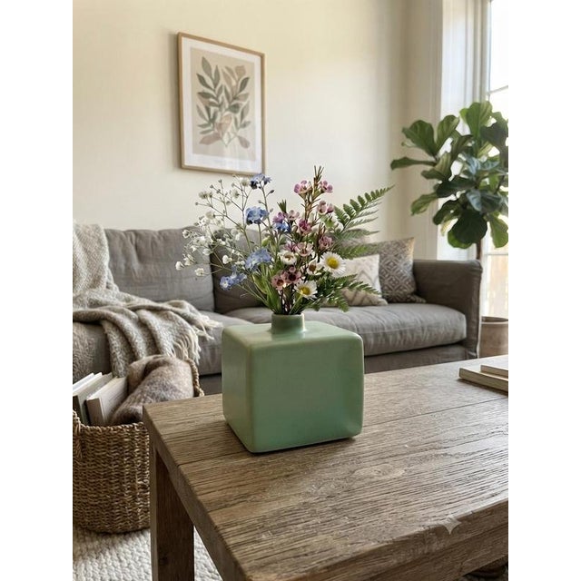 The Tetra vase is the result of the fusion between the precision of geometric lines and the fascinating chemistry of...