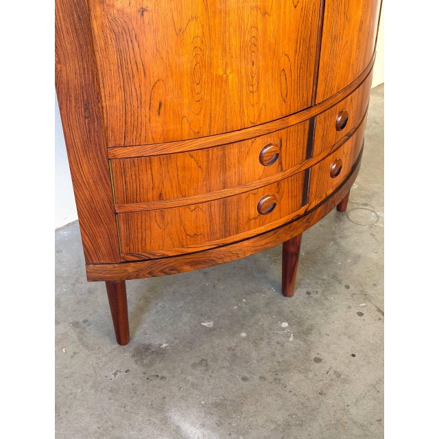 Brown Mid 20th Century Danish Rosewood Corner Cabinet in Style of Kai Kristiansen – Vintage Scandinavian Curved Bar / Storage Cabinet For Sale - Image 8 of 10