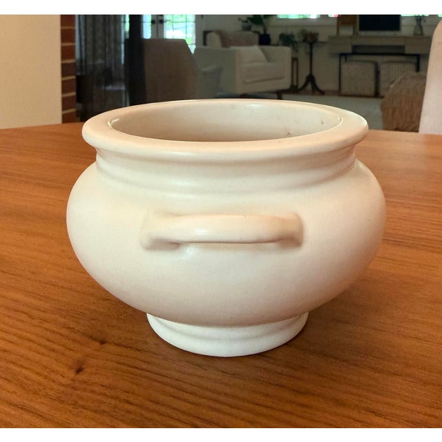 American Roseville Rosecraft Colors Ivory/White Jardiniere | Shape 550-4 | Marked | C. 1917–1920s American Art Pottery For Sale - Image 3 of 7