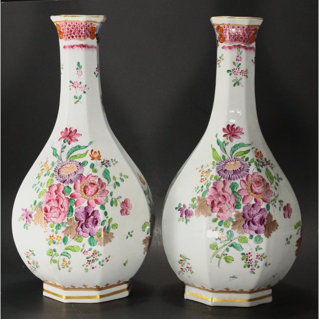 French Early 20th Century Pair Famille Rose Armorial Porcelain Vases by Samson of Paris For Sale - Image 3 of 17
