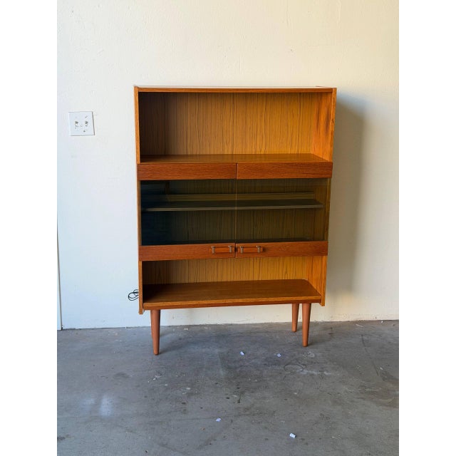 Mid Century Danish Teak Display Cabinet – Vintage Scandinavian Glass Door Bookcase 1960s For Sale - Image 4 of 9
