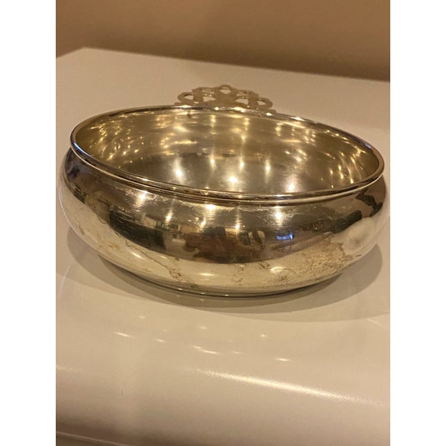 English 1950s Traditional Sterling Silver Porriger Cup or Bowl With Detailed Handle Wallace Silver For Sale - Image 3 of 7