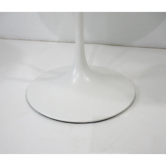 White Eero Saarinen 20" Tulip Side Table for Knoll ( B ) For Sale - Image 8 of 12