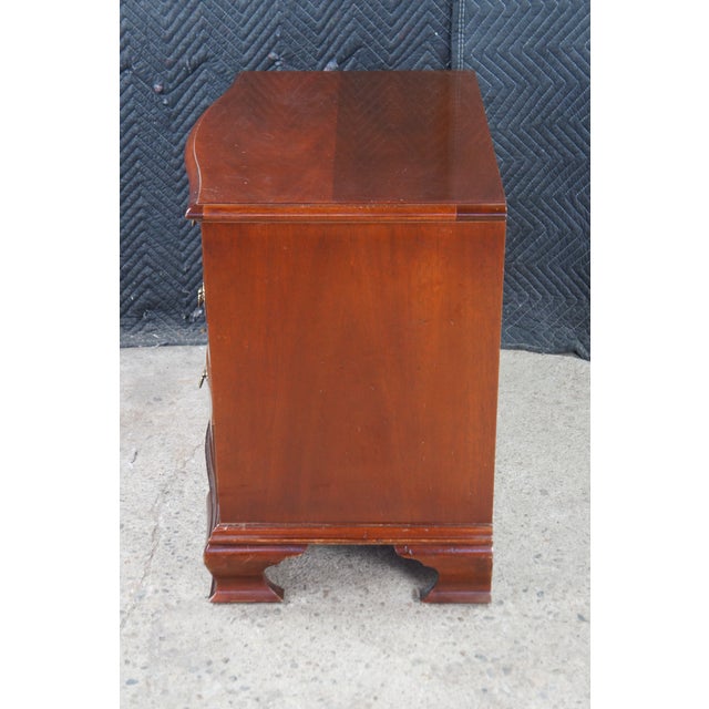 Late 20th Century Baker Georgian Mahogany Bowfront Chest of Drawers Nightstand Bedside Table, Attributed For Sale - Image 13 of 13