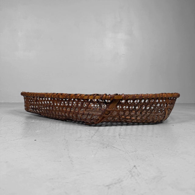 Mid-Century Modern Shōwa Japanese Reddish-Brown Bamboo Basket, 1950 For Sale - Image 3 of 11