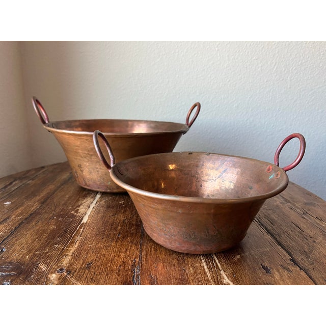 English Set of 2 - Antique Hammered Copper Kettle Pot, Jam Pot or Pan With Handles For Sale - Image 3 of 10