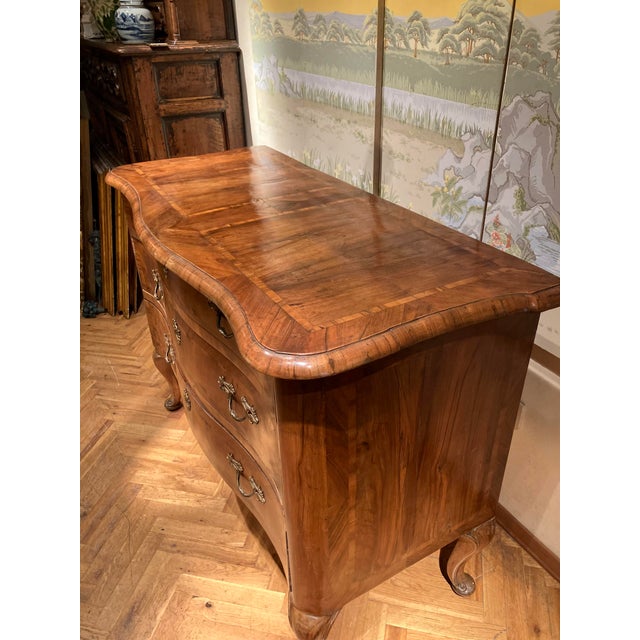 Antique Louis XV Rococo Italian Commode with Curved Chest of Drawers in Inlaid Walnut, Tuscany, 1700s For Sale - Image 11 of 14