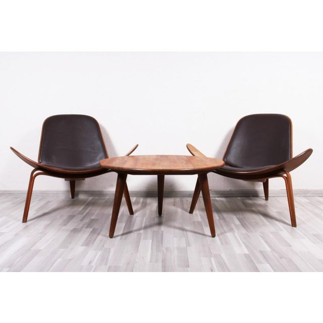 Mid-Century Modern Shell Chairs with Table by Hans J. Wegner for Carl Hansen, 2006, Set of 2 For Sale - Image 3 of 8