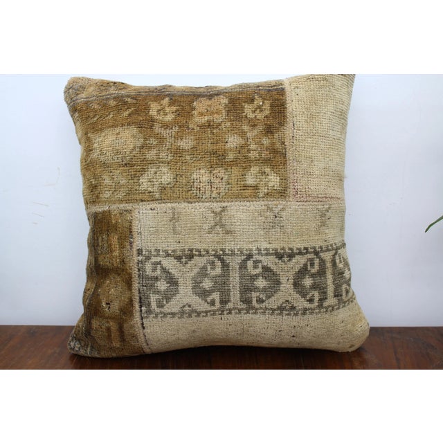 This Turkish pillow cover is made from the highest quality vintage rug in 100% wool on the front. The back is covered in...