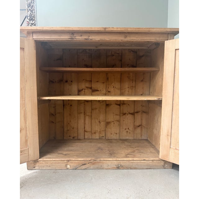 This small antique solid pine sideboard embodies the simple and authentic charm of english furniture. With its clean lines...