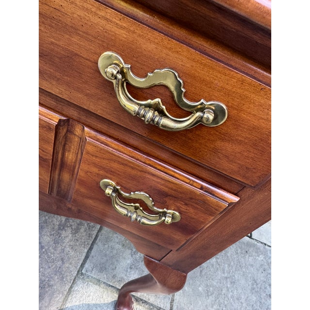 Late 20th Century Thomasville Queen Anne Cherry Lowboy With Carved Fan Drawer For Sale In Chicago - Image 6 of 16
