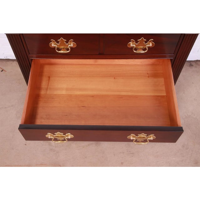 Stickley Colonial Williamsburg Georgian Mahogany Chest of Drawers, Newly Restored For Sale In South Bend - Image 6 of 13