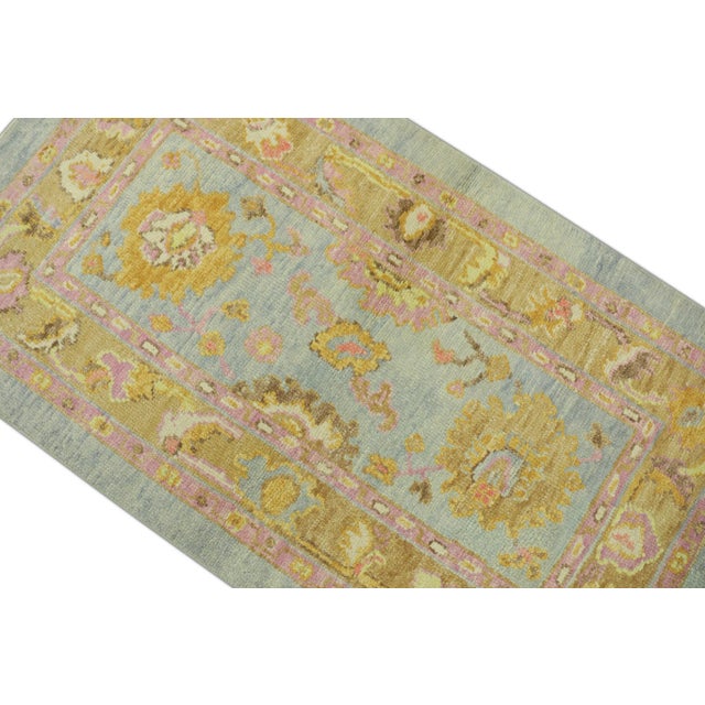 This modern Turkish Oushak rug is a stunning piece of art that has been handwoven using traditional techniques by skilled...