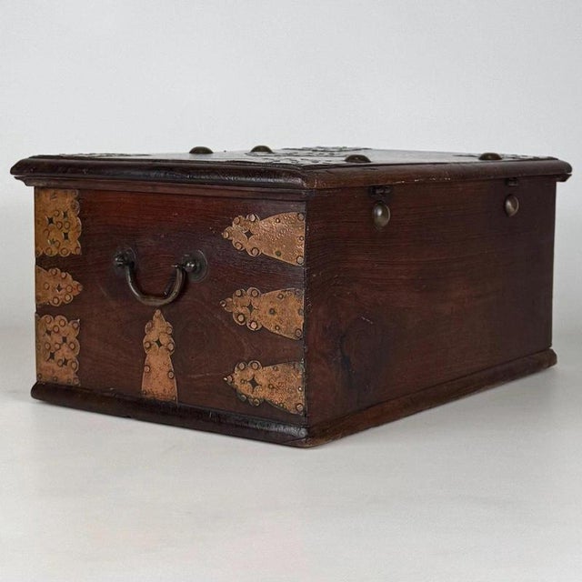 2000 - 2009 19th Century Antique English Copper and Oak Storage Box For Sale - Image 5 of 13