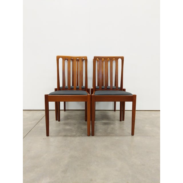 Set of 4 authentic vintage mid century modern dining chairs. By Meredew (unmarked). This set is in excellent condition...