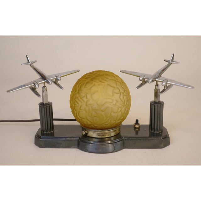 1930s 1930s Uber Rare Vintage Sublime Art Deco Streamline Bronze Aviation Award Twin Chrome Airplane Amber Brain Globe Table Lamp For Sale - Image 5 of 13