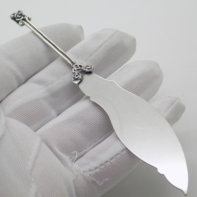 A vintage Italian butter knife from the 1980s-1990s, handcrafted by Gemini silversmiths in Arezzo, Italy. The knife is...