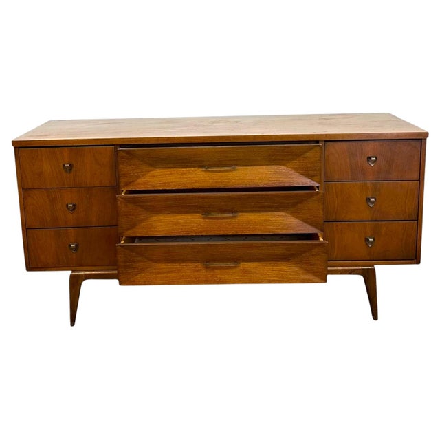 Mid-Century Modern Mid-Century Modern Nine-Drawer Dresser or Credenza With Diamond Faceted Drawers. For Sale - Image 3 of 8